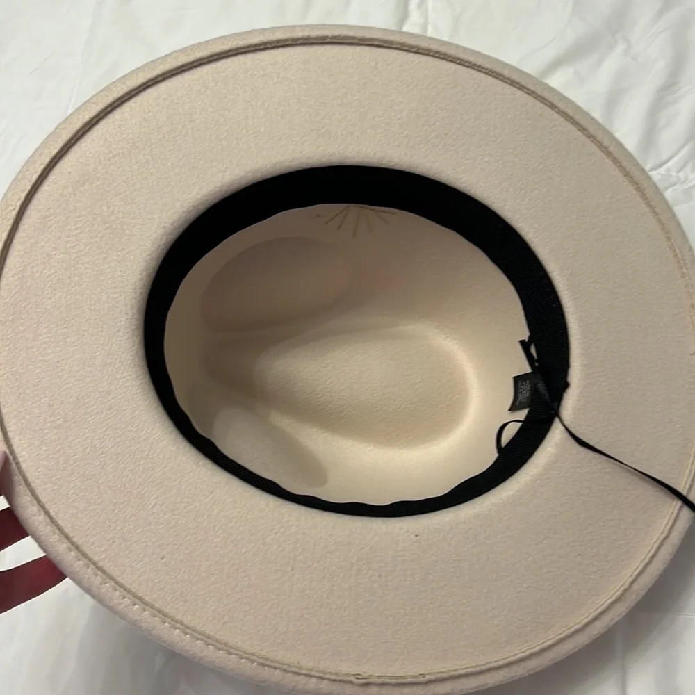 Fedora felt hat in beige new with out tags - Picture 4 of 7